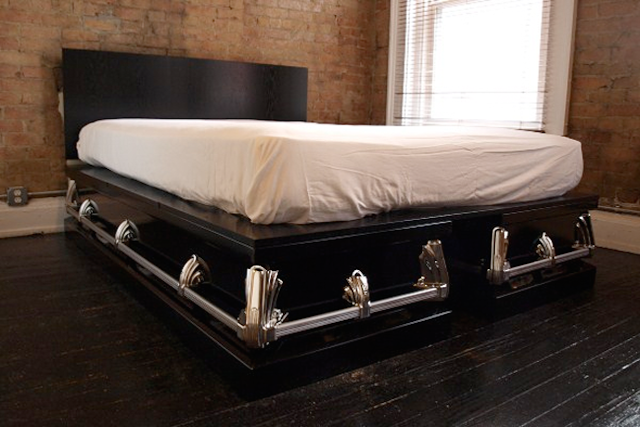 Coffin s. Кровать гроб.